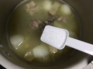 12、黄豆咸肉萝卜棒骨汤,加一小勺细盐，搅拌均匀，即可