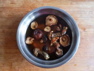 1、白菜豆腐煲,香菇，肉头菇，松茸冲去浮尘用温水泡发。