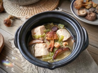 17、白菜豆腐煲,加了海米，香菇，肉头菇，松茸这几样天然调味品汤汁已经足够鲜美，只需要根据个人口味稍微加点盐，不用再加其他调味料。
