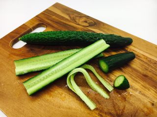 4、#绿色美食# 黄瓜炒虾仁,切去黄瓜的头和尾部，一切为二，把芯切出来，不要啦。