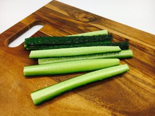 5、#绿色美食# 黄瓜炒虾仁,把黄瓜切成长条。