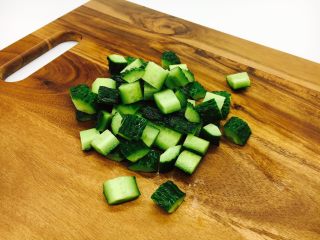6、#绿色美食# 黄瓜炒虾仁,再切成骰子大小的丁。