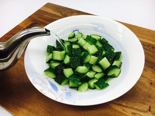 8、#绿色美食# 黄瓜炒虾仁,然后倒入清水，冲洗干净后沥一下水份。