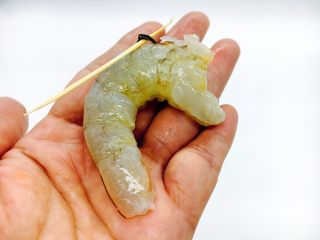 9、#绿色美食# 黄瓜炒虾仁,鲜虾去皮，挑出虾线。