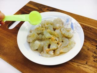 13、#绿色美食# 黄瓜炒虾仁,放1勺料酒。