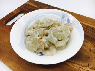 15、#绿色美食# 黄瓜炒虾仁,把它们抓匀，腌制5分钟。