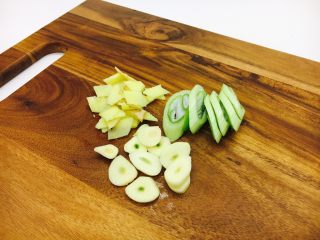 16、#绿色美食# 黄瓜炒虾仁,将辅助食材葱切小段，蒜切片，姜切片。