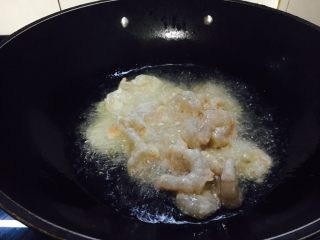 19、#绿色美食# 黄瓜炒虾仁,当油温5～6成热时，放入虾仁。