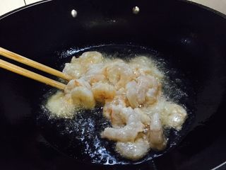 20、#绿色美食# 黄瓜炒虾仁,用筷子轻轻滑动虾仁。