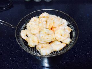 22、#绿色美食# 黄瓜炒虾仁,虾仁沥一下油。