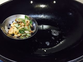 26、#绿色美食# 黄瓜炒虾仁,然后捞出葱姜蒜，不要了，留底油备用。