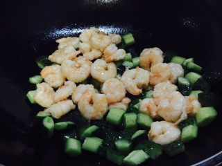 28、#绿色美食# 黄瓜炒虾仁,迅速翻炒均匀。