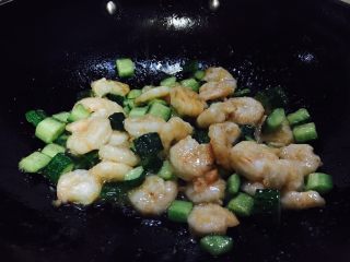 30、#绿色美食# 黄瓜炒虾仁,翻勺抖匀芡汁，关火。
