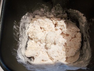 3、#咸味#快速发酵的花卷,先用筷子搅拌成絮状（这样面包机搅拌的时候面粉不会飞扬起来）