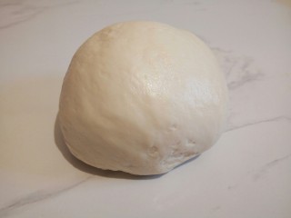 6、#咸味#快速发酵的花卷,面和好了，盖湿布松弛约5分钟。