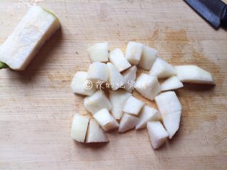 4、桂花马蹄雪梨糖水,去核后切成小块。