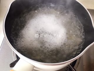 9、桂花马蹄雪梨糖水,大火烧开后，转小火，慢炖20分钟。