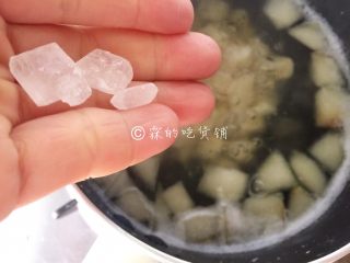 10、桂花马蹄雪梨糖水,然后，可选择加入冰糖。