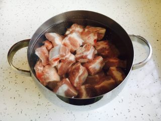 1、#请来一勺黑酱油# 糖醋小排骨（懒人版）,首先用清水把小肋排泡上。