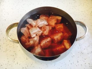 2、#请来一勺黑酱油# 糖醋小排骨（懒人版）,泡1个小时后血水被泡出。