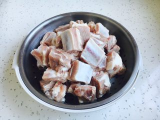 3、#请来一勺黑酱油# 糖醋小排骨（懒人版）,清洗干净，沥干水分备用。