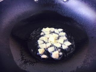 4、#请来一勺黑酱油# 糖醋小排骨（懒人版）,锅中放2勺炒菜油，放入姜片煸炒出香味。