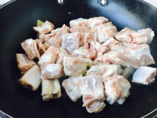 5、#请来一勺黑酱油# 糖醋小排骨（懒人版）,放入备好的小肋排。