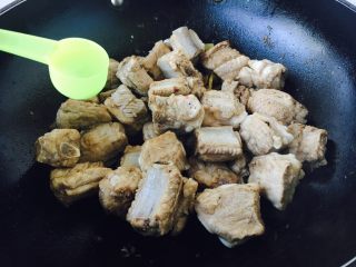 6、#请来一勺黑酱油# 糖醋小排骨（懒人版）,放入1勺米酒。