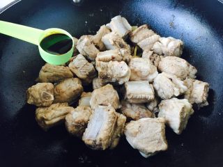 7、#请来一勺黑酱油# 糖醋小排骨（懒人版）,放入2勺酱油