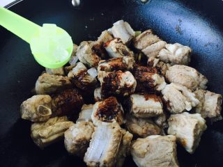 8、#请来一勺黑酱油# 糖醋小排骨（懒人版）,放入3勺冰糖。