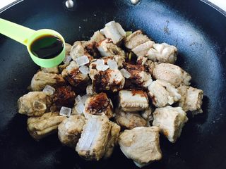 9、#请来一勺黑酱油# 糖醋小排骨（懒人版）,放入4勺米醋。