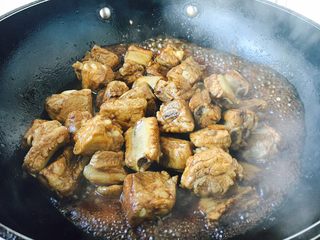 10、#请来一勺黑酱油# 糖醋小排骨（懒人版）,翻炒均匀。