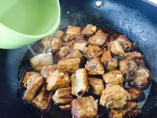 11、#请来一勺黑酱油# 糖醋小排骨（懒人版）,放入适量的水，水与食材齐平。