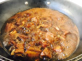 12、#请来一勺黑酱油# 糖醋小排骨（懒人版）,大火煮开，然后改小火炖20分钟。