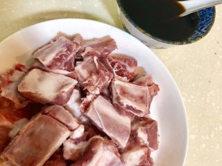 9、糖醋排骨,准备沥干水分的排骨和调好的汁。