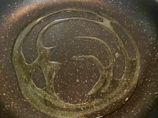 10、糖醋排骨,平底锅倒入少许色拉油。