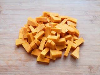 1、奶香南瓜粥,板栗南瓜去皮去瓤，洗干净切成块。