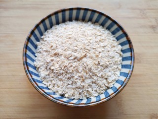 4、奶香南瓜粥,准备好燕麦片。