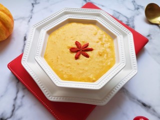 11、奶香南瓜粥,用几粒枸杞装饰一下。