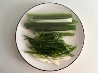 3、清蒸鱼,小葱一根多中间切开，切长段。另一点切丝备用