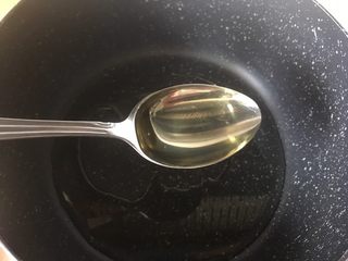 14、清蒸鱼,锅里加3勺油烧热到稍微冒烟。（这种喝汤的小勺应该每家都有，方便大家参考）