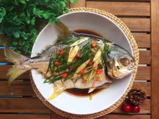 18、清蒸鱼,均匀的浇在鱼身上～大功告成～