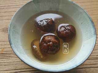 2、苦夏时的清爽下饭菜~酿苦瓜,香菇浸泡20分钟,泡软;