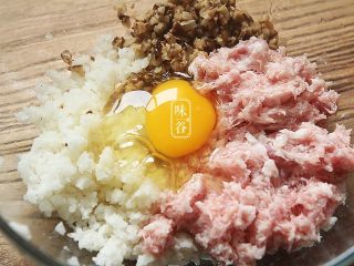 6、苦夏时的清爽下饭菜~酿苦瓜,敲入一只鸡蛋;