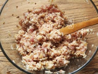 7、苦夏时的清爽下饭菜~酿苦瓜,把鸡蛋搅散,和馅料一起搅拌均匀;