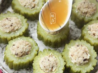 16、苦夏时的清爽下饭菜~酿苦瓜,最好把勾好的芡淋在苦瓜上即可.