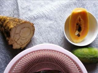 3、粉葛鲮鱼汤,粉葛去皮，切掉切口，洗净。