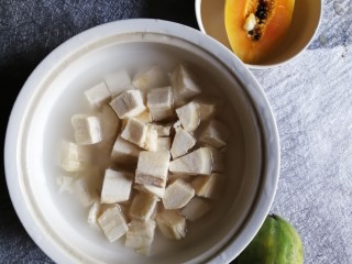 4、粉葛鲮鱼汤,准备大碗清水，粉葛切小方块后及时放入清水中以防氧化变色。