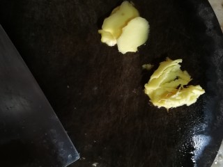 5、粉葛鲮鱼汤,生姜去皮洗净，切出三片煎鱼用，其余用刀拍扁放入汤锅。