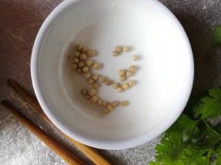 11、粉葛鲮鱼汤,取白胡椒粒洗净，用刀面按扁再切碎，放入汤锅，小火炖40分钟。